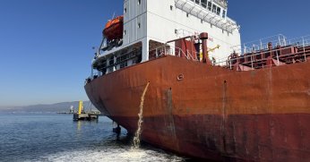 Denizi kirleten gemiye suçüstü