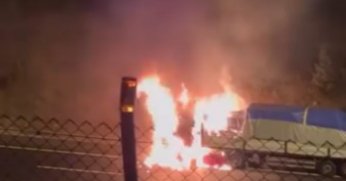 Seyir halindeki tır alevlere teslim oldu