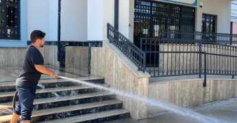 Okul bahçelerinde temizlik çalışması