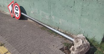 Devrilen levhanın onarılması isteniyor