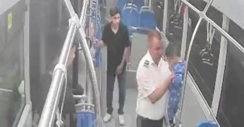 Boğazına yemek kaçan çocuğu şoför kurtardı