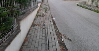 Kaldırımdaki soruna çözüm bekleniyor