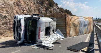 Devrilen tırda sürücü yaralandı