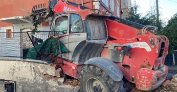 Kontrolden çıkan iş makinesi dehşet saçtı: 4 yaralı