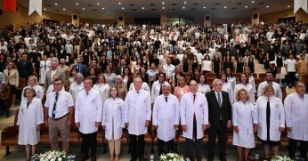 Genç hekimler  önlüklerini giydi