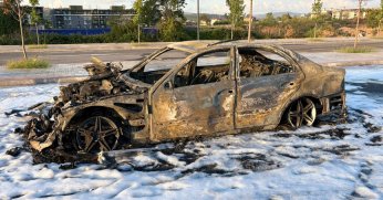 Arızalı aracını gümrükten  geçiremeyince yaktı   