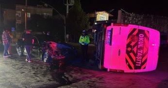 Otomobil ile çarpışan minibüs devrildi: 1 yaralı