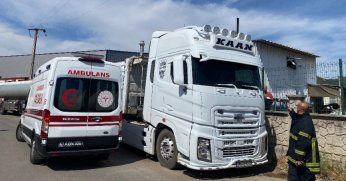 Kamyonun damperi elektrik  tellerine çarptı: 1 yaralı