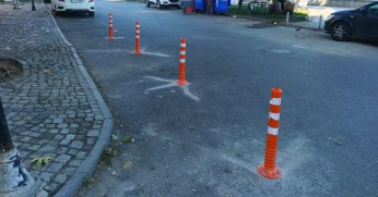 Dubalarla araç parkının önüne geçiliyor