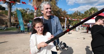 Babalar ve çocuklar birlikte balık tuttu