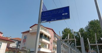 Yazıları silinen tabela yenilenmeli