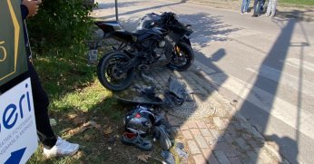 Kamyonetle çarpışan motosikletli yaralandı