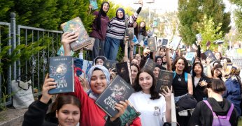 Gençlerin kitap aşkı kuyruklara sığmadı