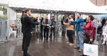 1 milyonuncu ziyaretçiye konfetili karşılama