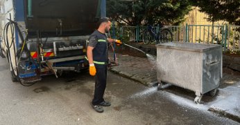 Çöp konteynerlerinde temizlik çalışması
