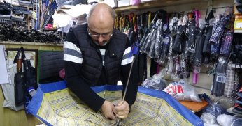 42 yıldır şemsiye tamiri yapıyor