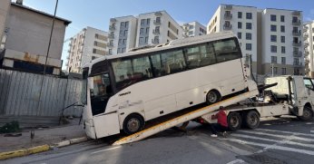 Bina duvarına çarpan midibüste 3’ü polis 7 yaralı