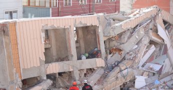 Binanın enkazında bir çocuğun cenazesine ulaşıldı