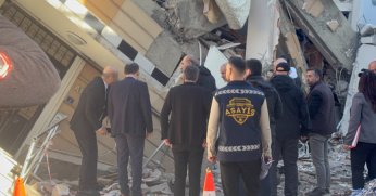 Çöken binanın enkazında inceleme yapılıyor