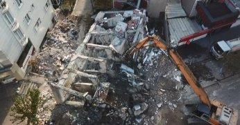 Çöken binanın enkazı kaldırılıyor