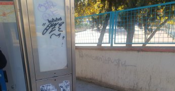 Yazılarla kirletilen durak tepki çekiyor