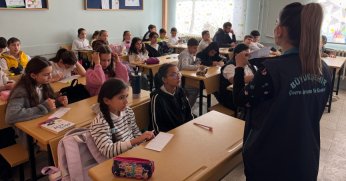 Öğrenciler atıkları sanata dönüştürdü