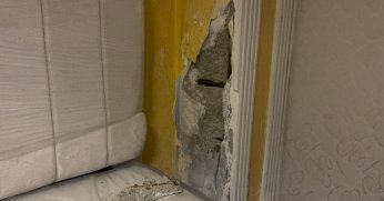 Kolonları çatlayan binalarını boşalttılar