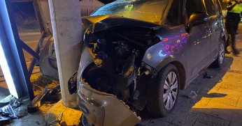 Otomobil direğe çarptı: 5 yaralı