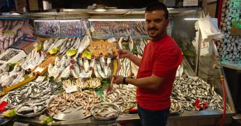 Tezgahlarda hamsi ve istavrit bolluğu