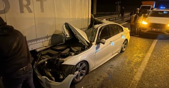 Otomobille tırın altına girdi: 1 yaralı