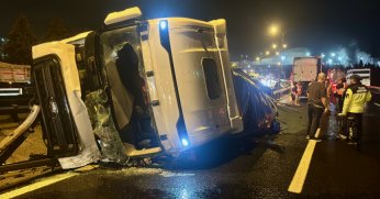 Granül yüklü tır devrildi: 1 yaralı