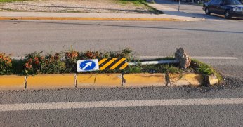Devrilen trafik levhası onarılmayı bekliyor