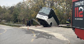 Freni boşalan otobüs şarampole düştü