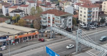 Davalık olan üst geçit yeniden yapıldı