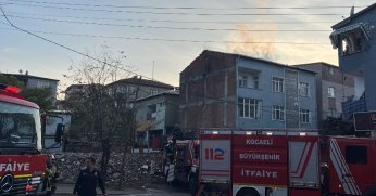 3 katlı binanın çatısında yangın