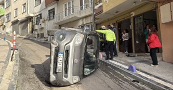 Duvara çarpan araç devrildi