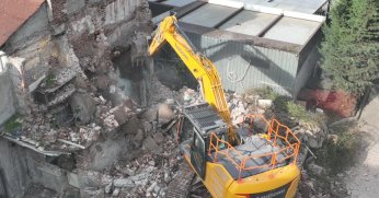 Gölcük’te riskli yapılar yıkılıyor