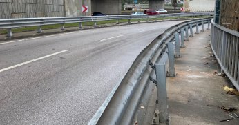 Bariyere çarpan motosikletli öldü