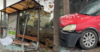 Sürücüsüz hareket eden araç durağa çarptı