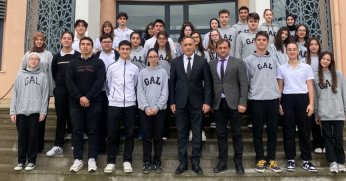 Mert, öğrencilerle bir araya geldi