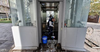 Üst geçit asansörleri düzenli temizleniyor