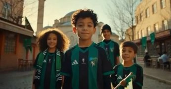 Efsane futbolcular yeni nesille tanıştı