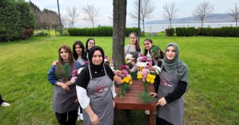 Beyaz Kalpler’de çiçek atölyesi