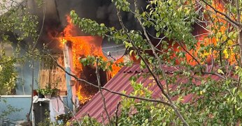 Çakmağı doldururken yangın çıkardı