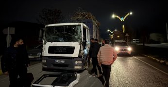 İki kamyon çarpıştı: 1 yaralı