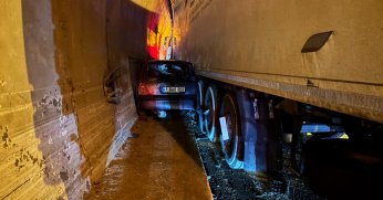 Otomobil, duvarla tır arasında sıkıştı