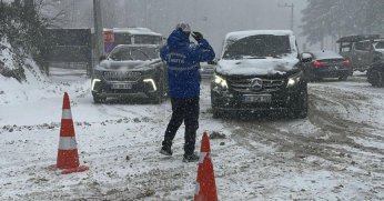 Zabıta karla kaplı yollarda görevde