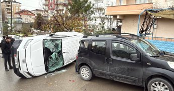 İki araç çarpıştı: 3 kişi yaralandı