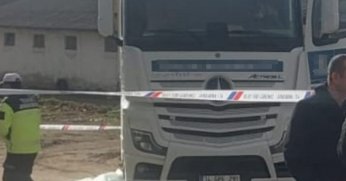Kamyonun altında kalan kadın hayatını kaybetti