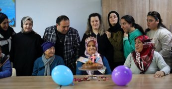 77 yaşında gelen ilk doğum günü sürprizi